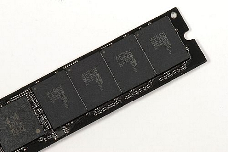 　この128Gバイトのフラッシュメモリストレージユニットには、東芝製の32Gバイトフラッシュチップ「TH58NVG8D7FBASB」が4つ使われている。