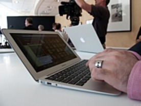 新「MacBook Air」11インチモデルを触ってみた--米CNET記者の受けた印象は？