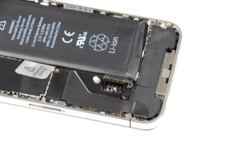 　iPhone 4のバッテリコネクタは、iPhone 3GやiPhone 3GSのものとは異なっている。このコネクタのねじは、ごく小さな圧力接点も固定している。
