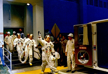 　宇宙飛行のための服装を整えた宇宙飛行士（右から、Armstrong氏、Collins氏、Aldrin氏）が、1969年7月16日の打ち上げ前のカウントダウンの中、ケネディ宇宙センターの有人宇宙飛行管制施設を出るところ。