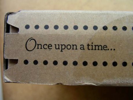 　箱を開けるため「Once upon a time...」と印刷されているタブを引っ張る。