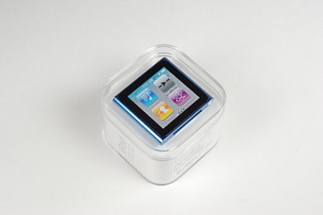 　iPod nanoが入っている箱は、同じく2010年に発売された第4世代iPod shuffleのものとよく似ている。