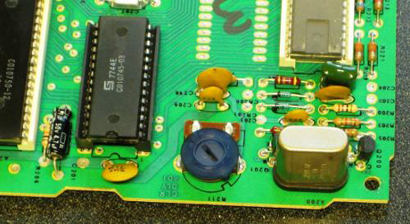 　Atari 2600の出力は、基本的な高周波信号としてRCA接続を介して有線で伝送される。チューニングは、標準的なテレビではチャンネル3に設定されている。見たところ、このチャンネルは微調整できるようで、別のチャンネルに切り替えることさえできるかもしれない。Atariのこの後のモデルでは、チャンネル3と4から選べるようになった。