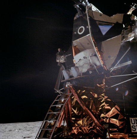 　Armstrong氏のすぐ後に続いて、Aldrin氏も月着陸船から降りた。