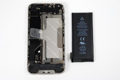 　iPhone 4のバッテリを慎重に持ち上げると、筐体から分離できるようになっている。