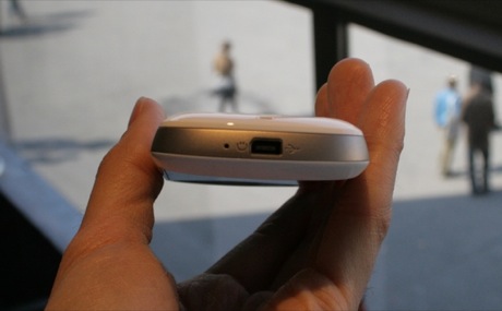 　USB充電ポート。ヘッドホンポートとしても機能する。HTCがAndroid で3.5mmヘッドホンジャックを依然搭載しないのは驚きだ。