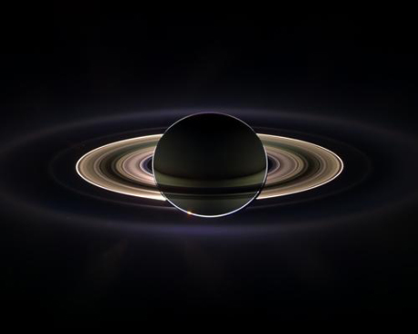 　巨大な土星が暗黒の中に浮かび、太陽の目もくらむような光から「Cassini」を遮る中で、Cassiniはこれまでにはない形で土星のリングを撮影した。以前は知られていなかった薄いリングも見えている。

　この素晴らしいパノラマビューは、Cassiniの広角カメラで2006年9月15日に3時間近くかけて撮影した、合計165枚の画像を合成して作られた。モザイク画像全体は、9つの広角カメラ撮影範囲を3列並べたもので構成される。ここに示しているのは、モザイク画像全体のごく一部だ。この画像の色は、紫外線、赤外線、クリアの各フィルタによる画像をデジタル合成して作成し、その後自然の色に近くなるよう調整したものだ。

　モザイク画像は、Cassiniが約12時間かけて土星の影を進む間に撮影された。その間、土星の薄いリングを構成している微細な粒子について、これまでにない観測を何度も行うことができた。