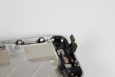 　フロントパネルアセンブリをiPhone 4の金属筐体から引き上げるときは、慎重に作業する必要がある。その過程で、この2つのコネクタが筐体を通り抜けるようにしなければならない。