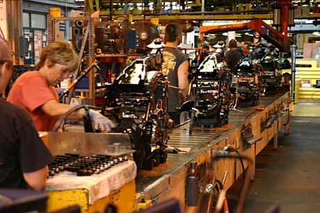 　ペンシルバニア州ヨークにあるHarley-Davidsonの工場で生産ラインに従事する作業員たち。
