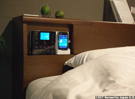 　インウォールアンプA-IW001の応用例として、ベッドに取り付けられたインウォールアンプA-IW001も展示されている。ベッドはフランスベッド製の電動ベッド。