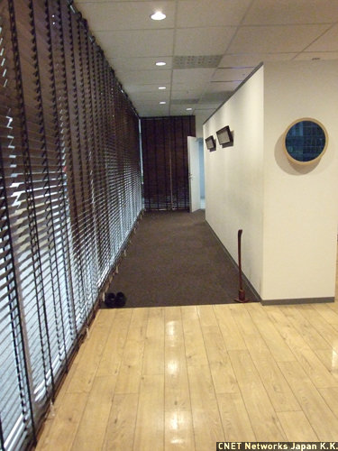 　リラクゼーションスペースの廊下。フローリングの部分へは靴を脱いで入る。