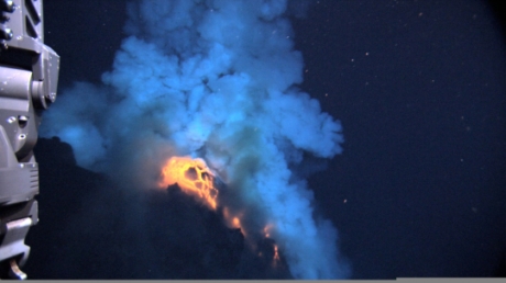 　約100ヤード（91.44m）の噴火領域内に沿ってJasonは、カ氏約2200度という非常に高温の溶岩を調査した。