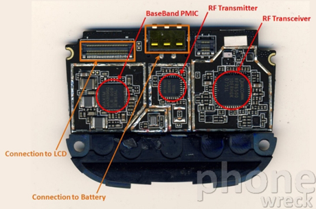 　通信ボードの下部には、ベースバンドパワーマネジメントIC（Maxim 「MAX8695Q」）、Qualcomm製のRFトランスミッタ（「RFT6150」）とRFトランシーバ（「RFR6500」）がある。