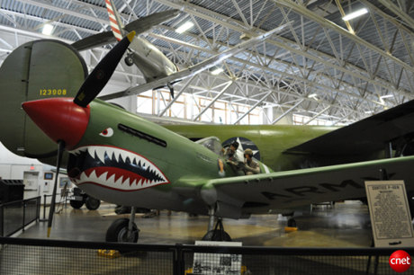 　同博物館は、この「Curtiss P-40N Warhawk」について次のように説明している。「（米国において）第2次世界大戦開戦時に運用されていた主要な戦闘機。P-40は、1941年12月の真珠湾攻撃とフィリピン侵略の際に旧日本軍の航空機と交戦した。1942年前半には、有名なFlying Tigersが中国で運用した。また1943年には、米陸軍航空隊でアフリカ系米国人のみで構成された初の部隊である第99戦闘飛行隊が北アフリカで運用した」

　重量は9100ポンド（約4130kg）で、50口径機関銃6基を装備し、また機外に700ポンド爆弾を搭載できた。全高12フィート4インチ（約3.8m）、全長31フィート9インチ（約9.7m）で、最高速度は時速362マイル（時速約583km）であった。また、航続距離は850マイル（約1370km）だった。

　同博物館の案内板には「P-40は、アリューシャン列島、イタリア、中東、極東、南西太平洋など、数多くの戦闘地域で使われた。ロシアに送られたものもある」と書かれている。