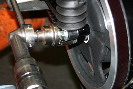 　作業員が2011年モデルのツーリングバイクの後輪車軸を組み立てて、ベルトドライブと緩衝器を確認している。