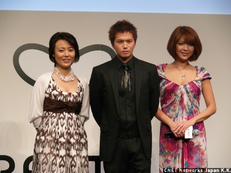 　ドラマの脚本は、フジテレビ現役プロデューサーの栗原美和子氏。写真は、左から、杉田かおる、市原隼人、飯島直子（敬称略）。