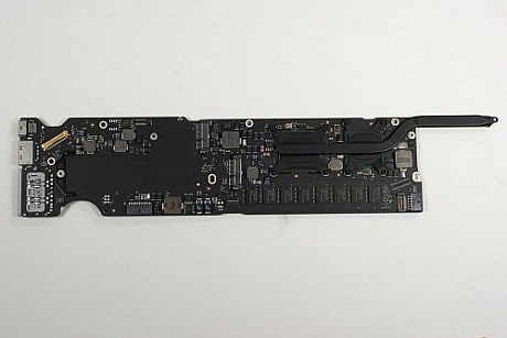 　メインロジックボードの表面には、MacBook Airの3つの主要コンポーネントがある。IntelのCPU「Core 2 Duo」とNVIDIAのGPU「GeForce 320M」（ヒートシンクで覆われている）、そしてエルピーダメモリのRAMチップだ。