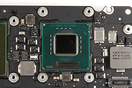 　分解したMacBook Airに搭載されていたIntel Core 2 Duo 1.4GHz CPUのコアには、判別可能な表示はなかったが、チップが取り付けられた緑色の基板上には表示があった。