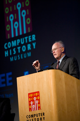　8日、Computer History Museumで講演したMoore氏。先週の式典では、Moore氏をはじめ、1950年代に超小型回路の研究に取り組んだエンジニアらの取り組みが称賛された。