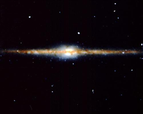 　1990年、米航空宇宙局（NASA）ゴダード宇宙飛行センターの「Cosmic Background Explorer（COBE）」は、この真横から見た天の川銀河の姿を、地球を回る軌道上から赤外線で撮影した。