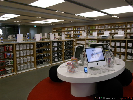 　アップルは、ゴールデンウィークに向けてiPhoneケースなど周辺アイテムを拡充した。今回は、アップルストア限定の製品を中心にお伝えする。オンラインのアップルストアでも同様の販売を開始しているが、中には実店舗のアップルストアでのみ販売する製品もあるという。

　写真はアップルストア銀座店3階の様子。MacやiPod関連の周辺機器がズラリとそろう。