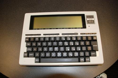 　Tandyの「TRS-80 Model 100」は1980年代における「MacBook Air」だった。1983年に発表され、重さ3ポンド（約1.4kg）、単3電池4本で動作した。ワードプロセッサ、BASIC、遠距離通信プログラム（300ボーモデム内蔵）を搭載し、外出先でのコンピューティングが可能だった。