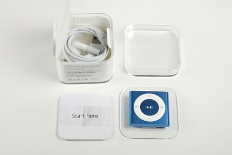 　iPod shuffle本体の下には製品マニュアルとヘッドホン、USBケーブルが収められている。