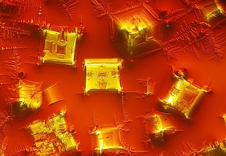 　16倍に拡大された結晶化したしょうゆ。北京天文館の協力のもと、Yanping Wang氏が撮影。