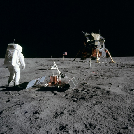 　この写真には、Aldrin氏とともに、いくつかの装置が写っている。手前は受動式月震計（Passive Seismic Experiment Package：PSEP）、その奥がレーザー測距用反射装置（Laser Ranging Retro-Reflector：LR-3）、左奥が白黒の月面テレビカメラだ。