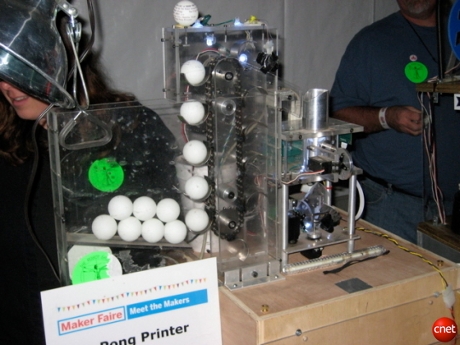 　The Robot Groupによるピンポンボールプリンタは、標準的にインクジェットインクを使って通常のピンポンボールにメッセージを印刷する。