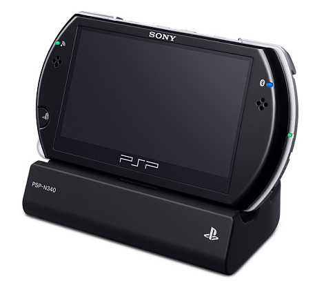 別売りの専用周辺機器「クレードル」。PSP goをクレードルにセットして充電したり、クレードルに立てた状態で映像を視聴したりできる。専用のビデオ出力ケーブルを接続すれば映像をテレビ画面に映し出せる。