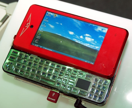 　6月に台湾の台北で開催された「COMPUTEX TAIPEI 2009」では、さまざまな企業が開発中のスマートフォンを展示していた。その様子を写真で紹介する。

　中国・広州に本社を置く一印科技（In Technology）が出展した「xpPhone」。スライド型フルキーボードを備える本体にAMD製CPU、1GBメモリ、HDDまたはSSD、4.8インチWVGA（800×480）ディスプレイなどを搭載し、Windows XPが動作する。第3世代携帯電話（3G）通信モジュールやGPSを搭載しており、スマートフォンのような使い方が可能だとしている。本体は「フォン」と呼ぶには大柄で、サイズ感としては「WILLCOM D4」などに近い。