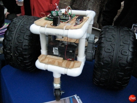 　「Telepresence Rover」は3輪のデバイスで、地上を自律移動できるよう設計されている。物に衝突しないようにセンサが搭載されている。物に遭遇すると回避運動を行う。Bob Comer氏とDavid Comer氏がこのプロジェクトを開発した。
