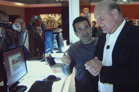 　Angiulo氏はBallmer氏に、展示されているWindows 7ハードウェアの一部を紹介した。