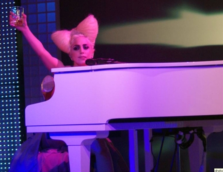 　オンライン音楽動画サイトVEVOの公開を記念するパーティが米国時間12月8日、ニューヨークで開催された。同サイトは、Googleおよび4大レーベルのうち3社から支援されている。Lady Gagaは、VEVOの創設に名を連ねた、同氏が所属するUniversal Music Groupの最高経営責任者（CEO）であるDoug Morris氏とVEVOを祝福し、ウイスキーグラスを掲げて乾杯した。