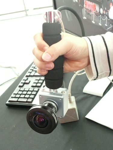 　デモ用のカメラ。グリップの上部に位置センサを内蔵しているため、カメラの傾きが認識できるという。