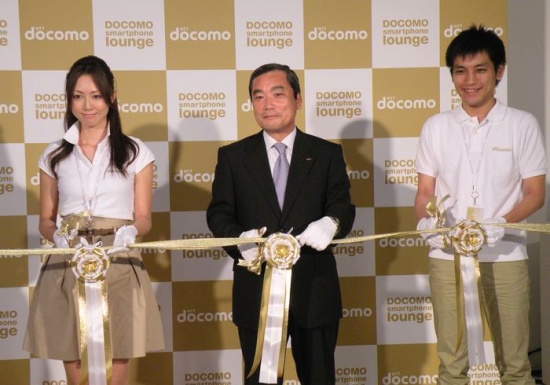 　8月3日にはオープニングセレモニーが開催された。NTTドコモ 取締役常務執行役員の熊谷文也氏によるテープカットの様子。
