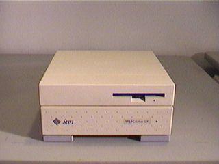 　「SPARCstation LX」はISDN機能が内蔵されている点を除いて、SPARCclassicとほとんど同じだ。ISDNは時代遅れになってしまったが、このSPARCstation LXは見事な小型マシンだった。なに、単にSPARCstationに惚れこんでいるだけのことなのだが。