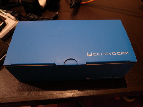 　CEREVO CAMのパッケージ。Cerevoのコーポレートカラーとなる青いシンプルなボックスだ。通常価格は1万9999円だが、会場では500円引きの1万9499円で購入できた。カラーはホワイトとブラックがあるが、抽選では、限定色のブラックが圧倒的な人気を誇っていた。

　購入した人に話を聞いてみると、「オープンソースのデジカメという点で、なにかできるのではないかと期待して買った」「その先の可能性に期待している。ランチで写真を撮ったものが、勝手に上がるというだけでも嬉しい」といった今後の可能性に期待する声が多く聞かれた。また、「カメラの性能には期待していないが、そのままネットにつながる利便性がいいと思った」と冷静な声も聞かれた。