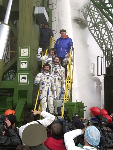 　第1次長期滞在の乗組員たち（機長のWilliam Shepherd氏、「Soyuz」機長のYuri Gidzenko氏、フライトエンジニアのSergei Krikalev氏）が、カザフスタンのバイコヌール宇宙基地でSoyuz宇宙船の横に並び、打ち上げ前の最後の写真撮影でポーズをとっている。