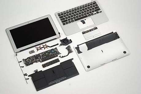 　Appleは2010年10月、第2世代の「MacBook Air」をリリースした。このデザインが新しくなったノートブックには、11インチと13インチの2モデルがある。米CNETの姉妹サイトTechRepublicは、2008年にリリースされたMacBook Air第1世代も分解しており（関連記事：フォトレポート：「MacBook Air」分解--やっぱり中身も薄かった）、2010年モデルを手に入れるのを楽しみにしていた。

　以下では、新型MacBook Airの11インチモデルを分解していく。

　新型MacBook Airを分解するには、T5とT9のトルクスビットを装着できるドライバと、非常に小型のマイナスドライバか、専用の「クローバー形」のセキュリティビットが必要になる。