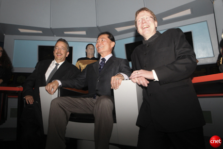 　「宇宙大作戦」のU.S.S.エンタープライズの艦橋を再現したレプリカで、船長のいすに座るGoerge Takei氏。