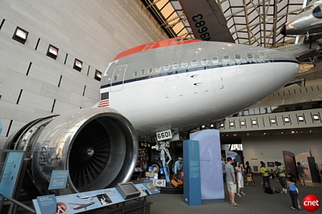 　ワシントンDCのスミソニアン国立航空宇宙博物館に展示されている「747」とそのエンジンの一部。