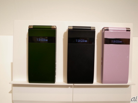 　「大人の感性に響く」をコンセプトとしたソニー・エリクソン・モバイルコミュニケーションズ製の「URBANO BARONE」。2010年春発売予定で、価格は未定だ。