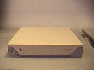 　「SPARCstation 4」はSPARCstation 5の廉価版のようなもので、手頃な価格でコンピュータを買いたい人向けに設計されていた。中古品を安い値段で購入したが、X端末として、また気軽な開発用マシンとして活躍した。