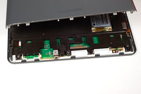 　金属パネルをKindle DXの背面から持ち上げると、3G無線カードとメインロジックボードの一部が見える。