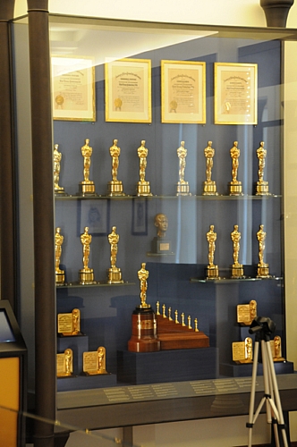 　Walt Disney Family Museumには部屋中に数々の賞が展示されたギャラリーもある。特筆すべきは、このギャラリーにDisney氏が獲得したアカデミー賞がすべて陳列されていることだ。アカデミー賞を22回獲得したDisney氏は誰よりも多くのオスカーを獲得したと言われている。ほかにも3度のアカデミー名誉賞とアービング・G・タルバーグ賞に輝いている。陳列されているオスカーの中でも注目に値するのは、Disney氏が初の長編アニメ映画「白雪姫」で1938年に受賞した特別賞だ。