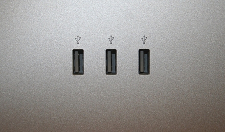 USB

　また、背面にはUSBポートが3つある。
