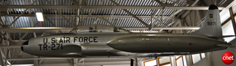 　これは、ヒル航空宇宙博物館に展示されている「T-33A Thunderbird」だ。重量が1万4000ポンド（約6350kg）、最高速度が時速525マイル（時速約845km）のThunderbirdは、同博物館の案内板によれば「プロペラ機の操縦資格を取得済みのパイロットの訓練用に設計された。『F-80』戦闘機をベースに開発され、胴体部分が38.5インチ（約98cm）ほど長くなっている」という。

　6000ポンド（約2720kg）の推力を生み出す「Allison J-33」ターボジェットエンジン1基を搭載した同機は、1948年に初飛行し、1959年まで生産された。合計5691機が生産されている。