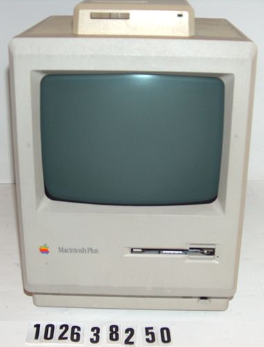 　1986年には、ハードドライブやプリンタといった追加の周辺機器を接続するためのSCSIポートと1Mバイトのメモリを搭載した「Macintosh Plus」が登場した。このモデルで、Macintosh 512Kのベージュからグレーに色が変更された点に注目してほしい。